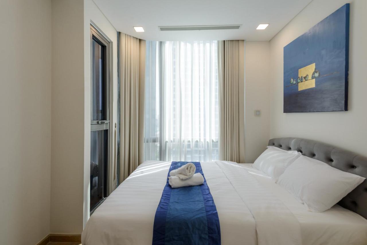 Isabelle Inside Landmark 81 Tower Apartment *