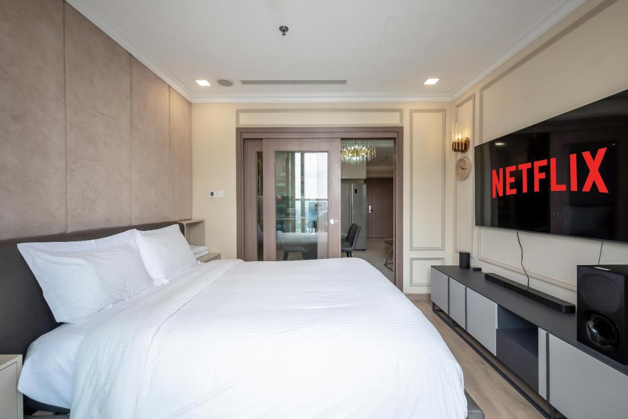 Isabelle Inside Landmark 81 Tower Apartment
