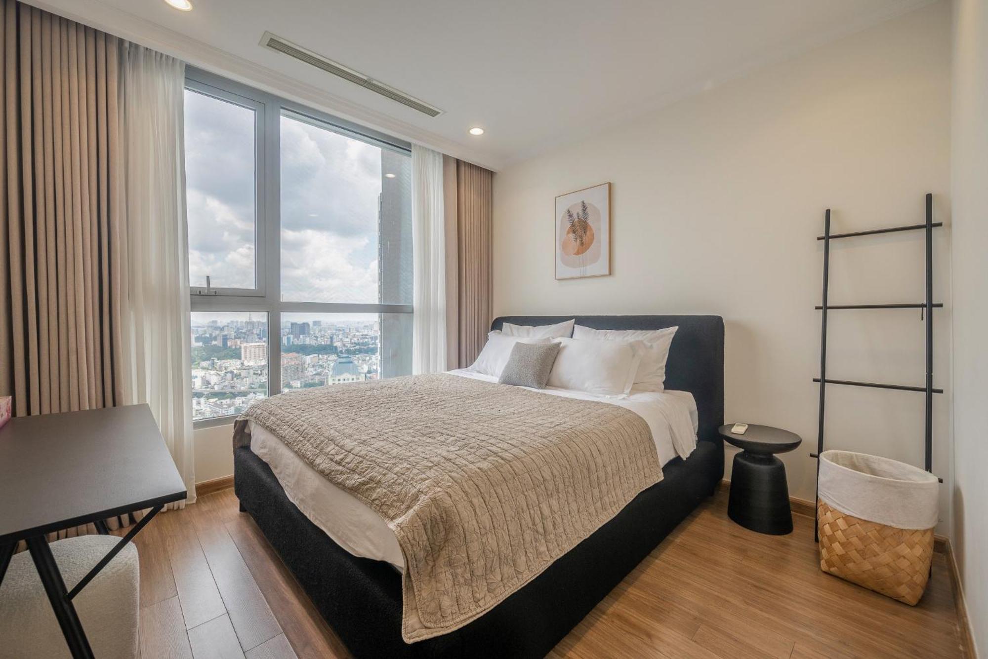 Isabelle Inside Landmark 81 Tower Apartment