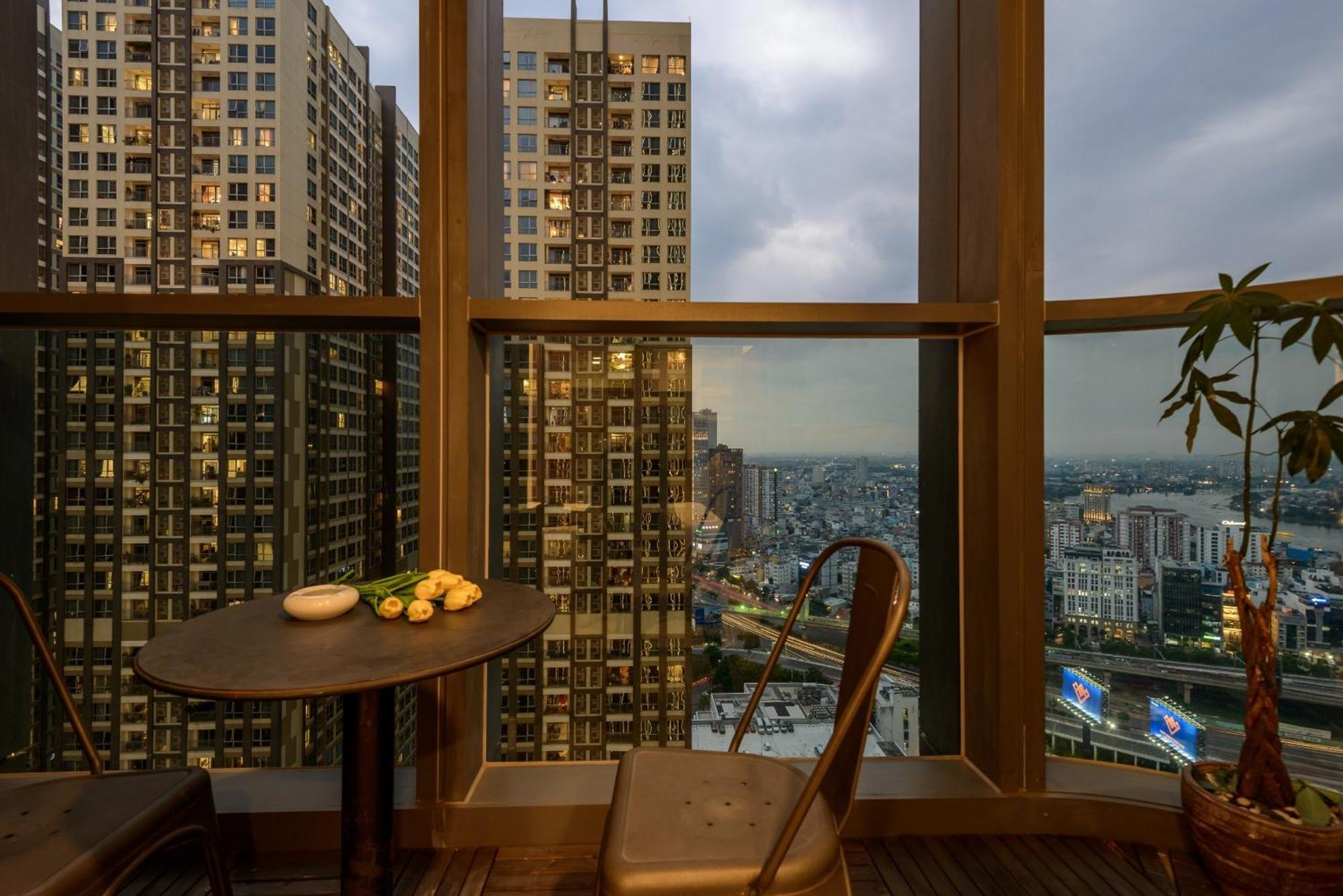 Isabelle Inside Landmark 81 Tower * Ho Chi Minh City