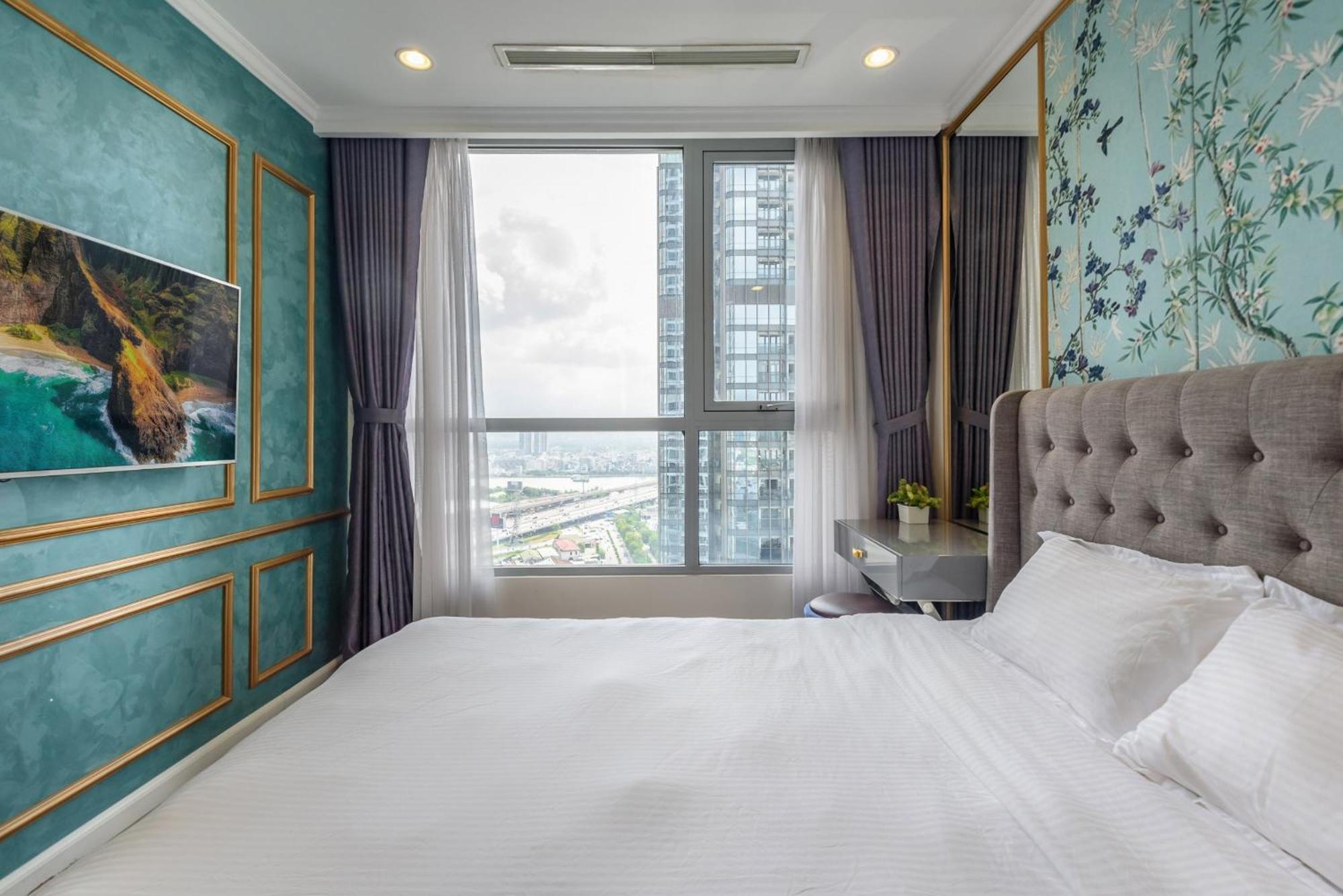 Isabelle Inside Landmark 81 Tower Apartment